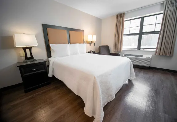 Deluxe Studio - 1 Queen Bed