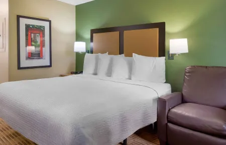 Deluxe Studio - 1 King Bed