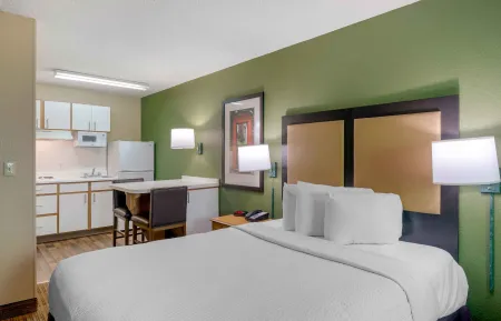 Deluxe Studio - 1 Queen Bed