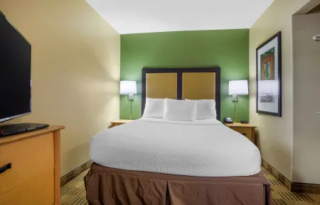 Deluxe Studio - 1 Queen Bed