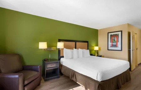 Deluxe Studio - 1 King Bed