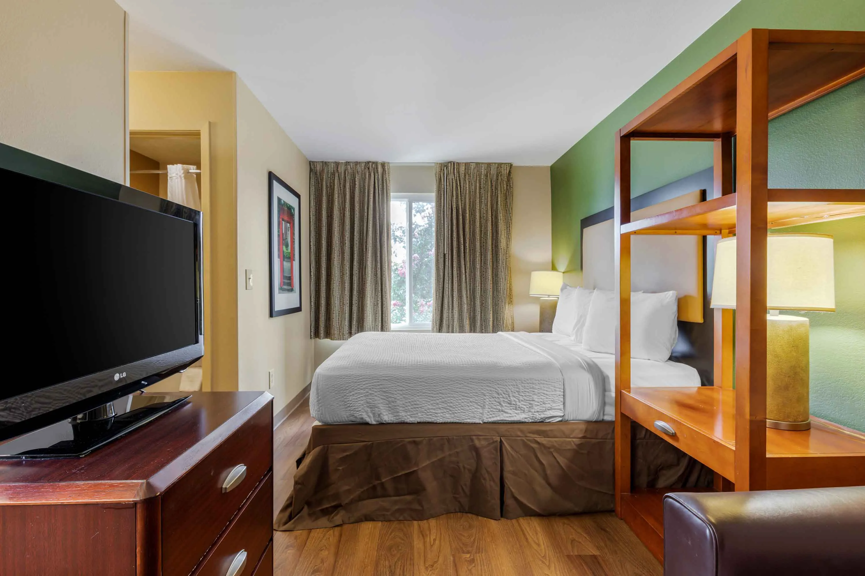 Deluxe Studio - 1 Queen Bed