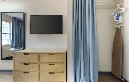 Deluxe Studio - 1 Queen Bed