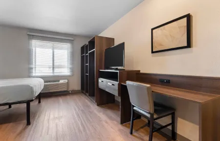 Deluxe Studio - 1 Queen Bed