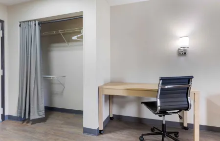 Deluxe Studio - 1 Queen Bed