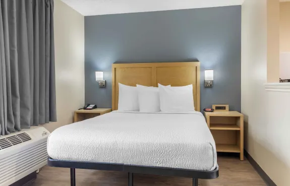 Deluxe Studio - 1 Queen Bed