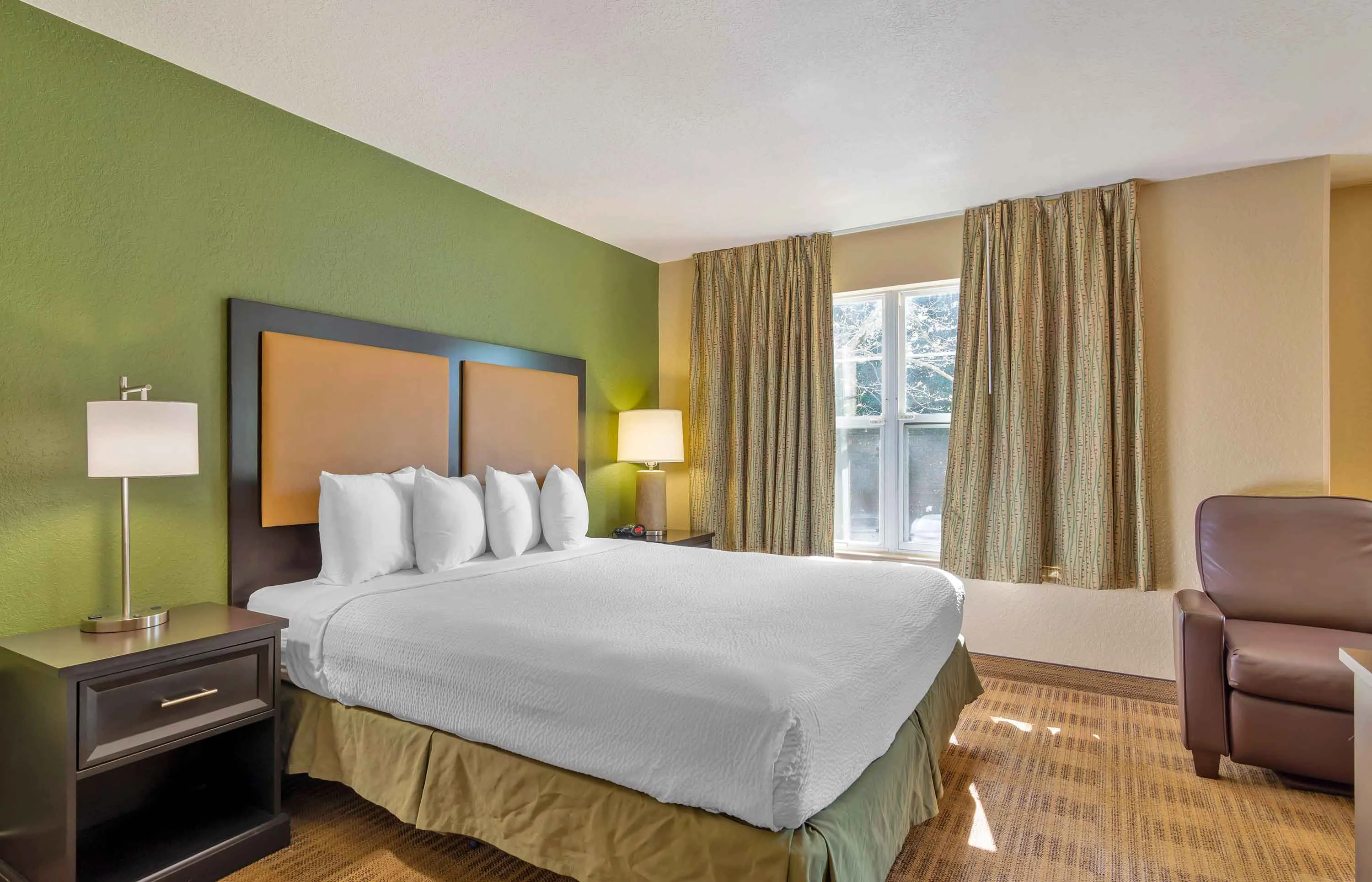 Deluxe Studio - 1 King Bed