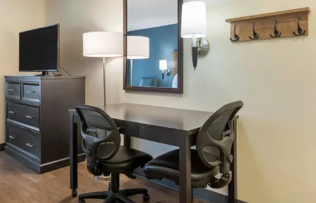 Deluxe Studio - 1 King Bed