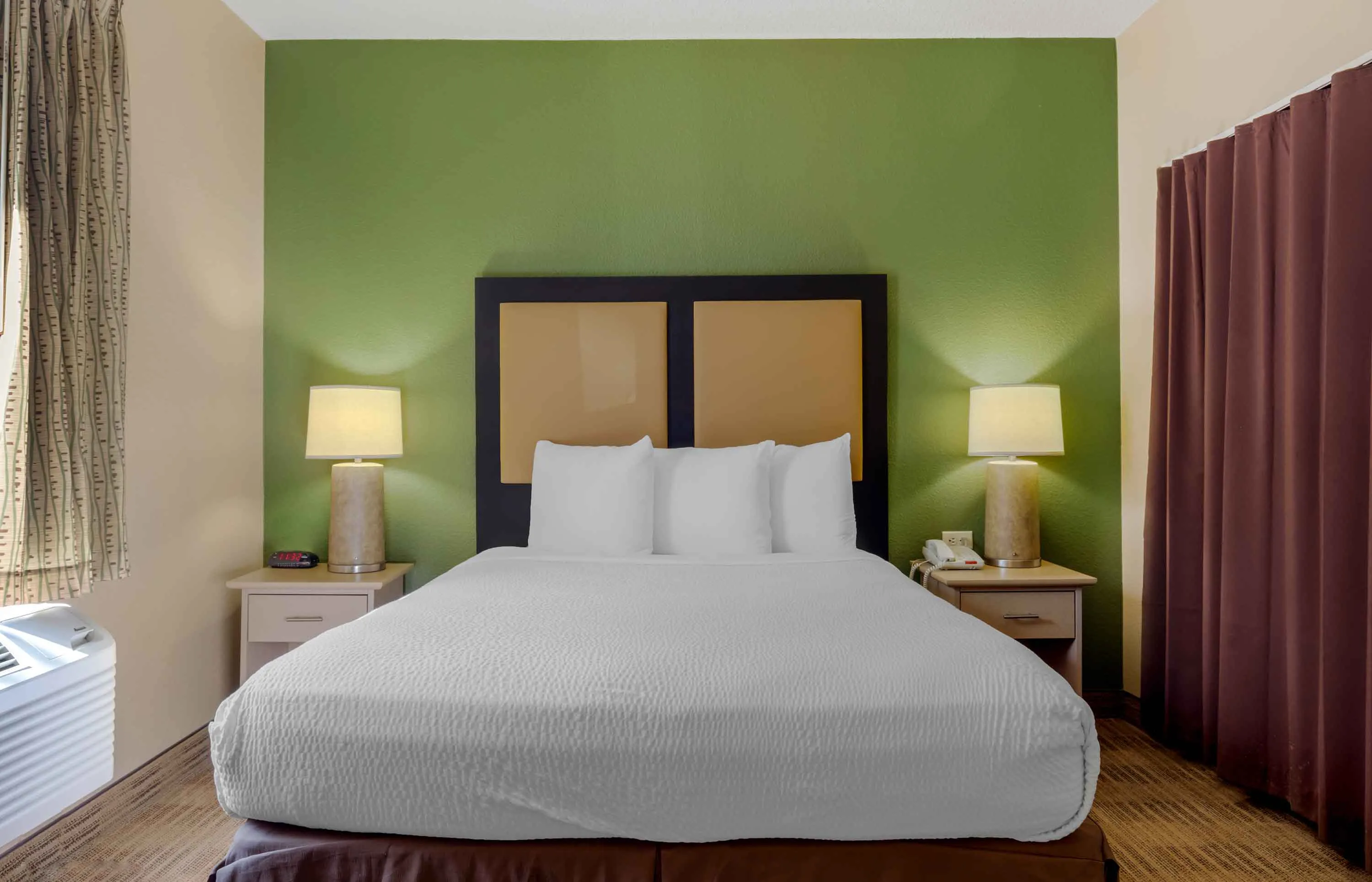 Deluxe Studio - 1 Queen Bed